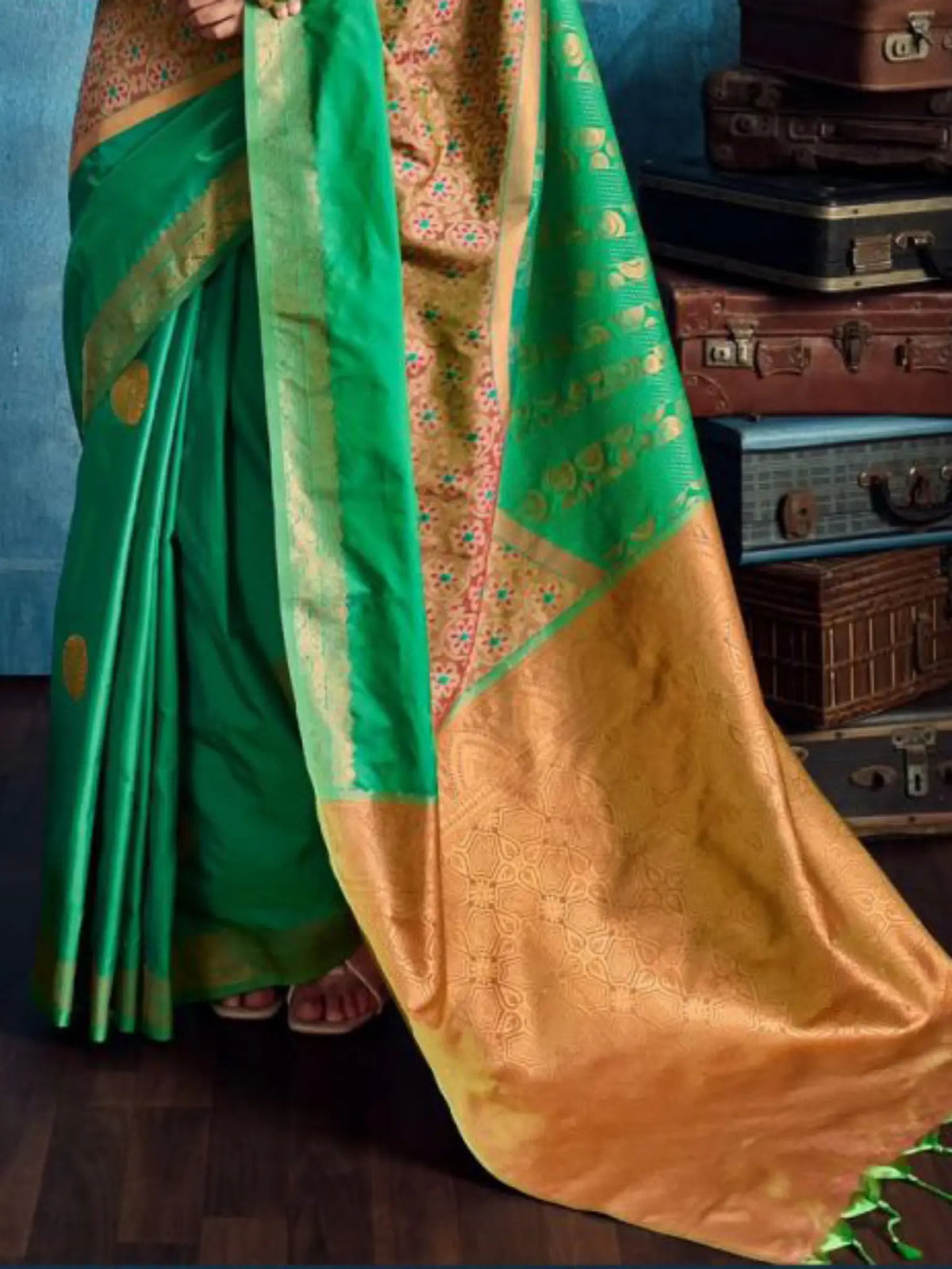 Emerald Green Silk Handloom Pochampally saree pallu and weave detail close-up
