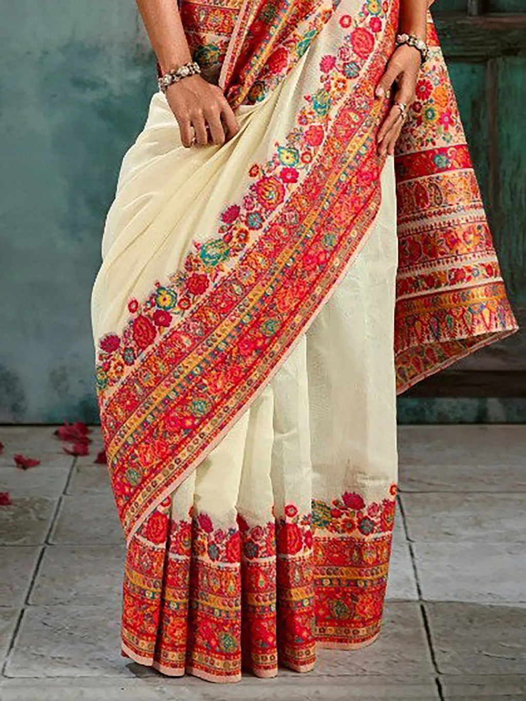 Off White Pashmina handloom weaving saree pallu and weave detail close-up