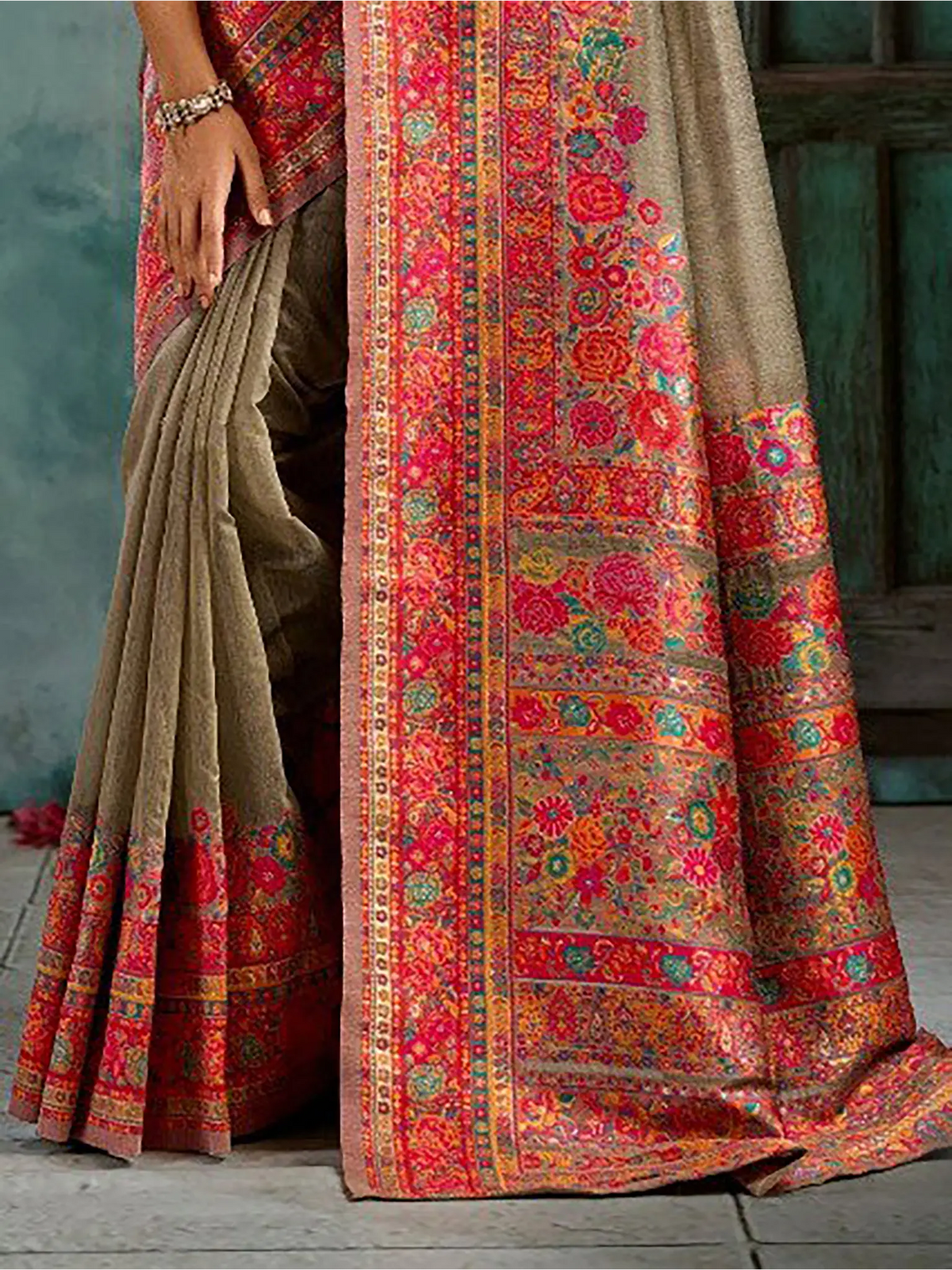 Taupe Pashmina handloom weaving saree pallu and weave detail close-up