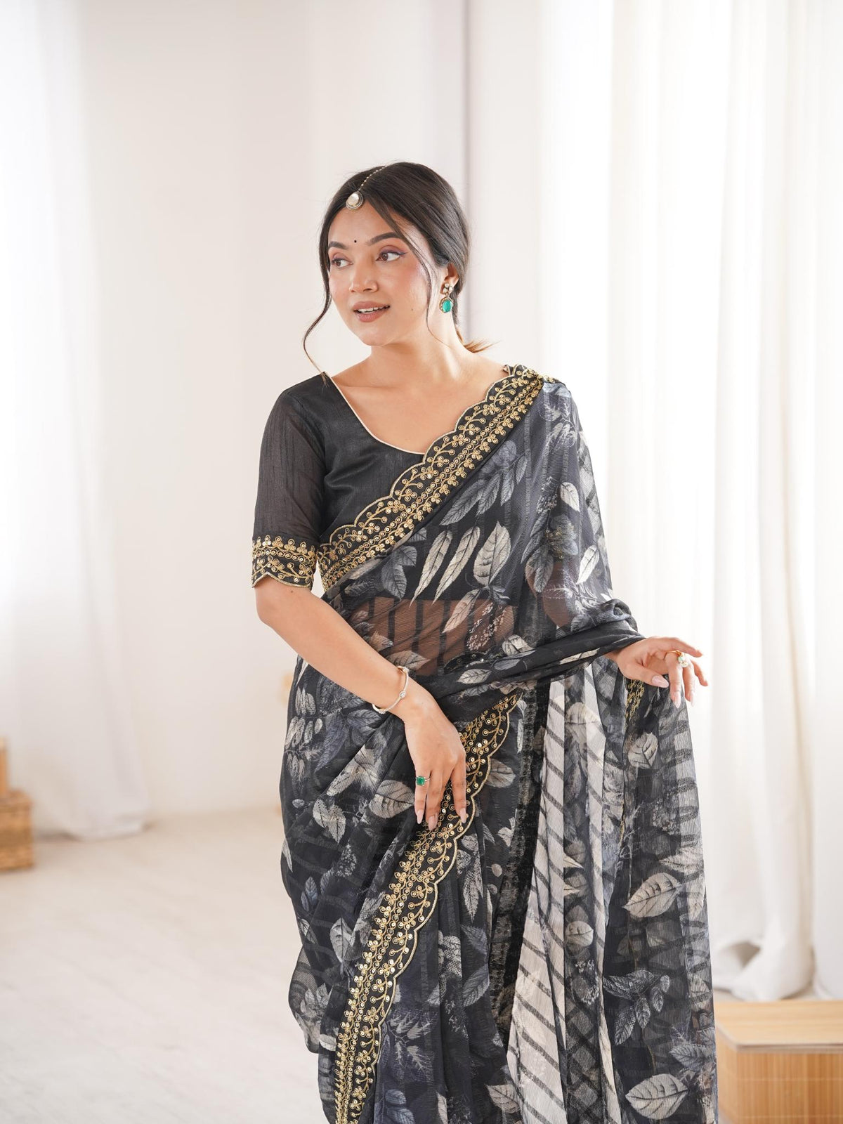 Black Floral Marble Patta Saree with Embroidery Border - Detail View 4